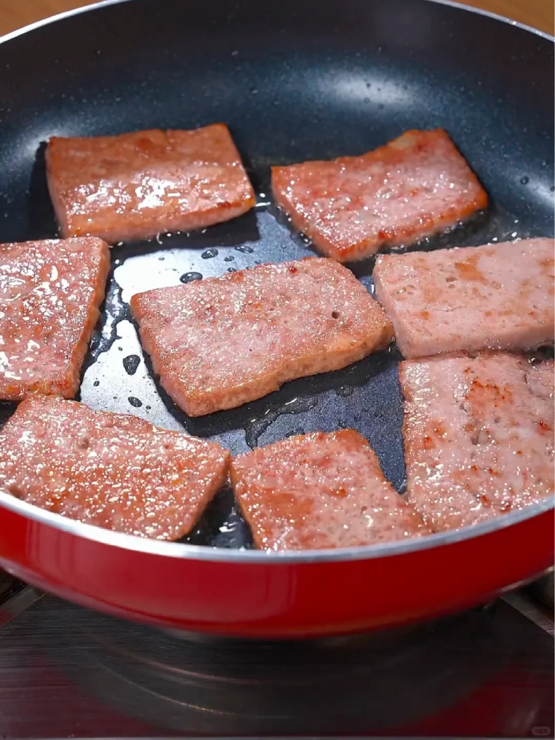 阳光早晨的午餐肉煎蛋吐司：简单到偷懒也能做，香到忍不住多吃一片