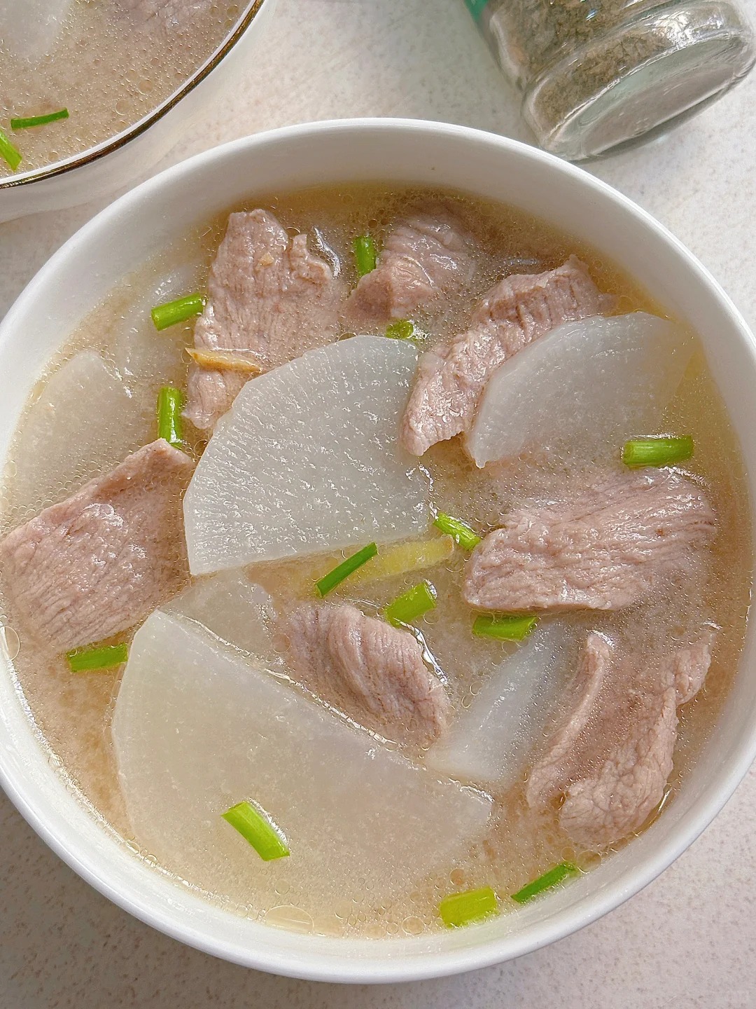 冬天我最爱这一碗：清清爽爽的白萝卜瘦肉汤